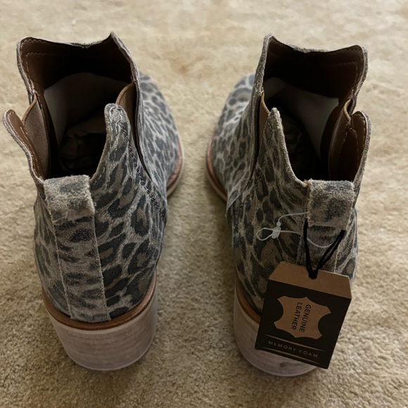 Crevo “Canna” Cheetah Print Booties (NWT) 8 - Picture 3 of 8
